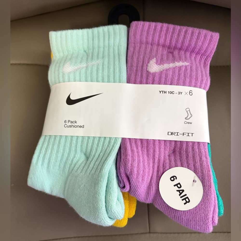 BNWT NIKE GIRLS YOUTH (6) PACK CREW SOCKS MULTICOLOR US SHOE SIZE 10C to 3Y
